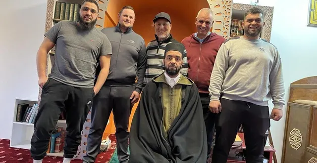 photo  de gauche à droite : mouhaine oulhaj, président adjoint ; florian pitel, secrétaire adjoint ; abdelghami nfaoui, président ; hamid bakhchouch, trésorier ; aabid bouzagri, adhérent. au premier plan, l’imam bousselham el hbichy.  &copy;  ouest-france 