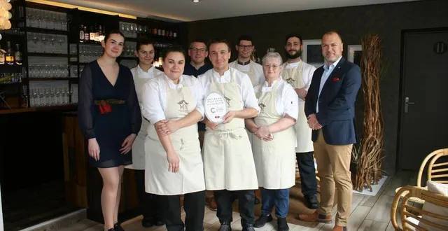 photo  sharon et jason, les deux chefs de cuisine, propriétaires de la maison nipa, entourés d’une partie de leur brigade, ont fêté leur intronisation au collège culinaire de france.   &copy;  le maine libre 