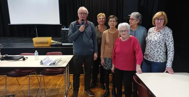 photo  patrice ribot, nicole goumas, à gauche, accompagnés des lauréats du club de section les alpes mancelles, lors de la journée concours mercredi 27 mars.  &copy;  archives le maine libre 