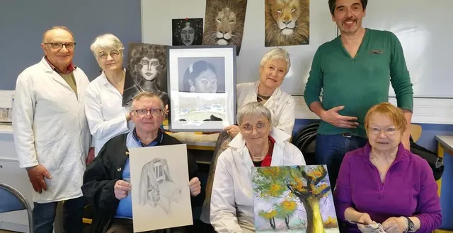 photo  les étudiants de l’université interâges autour de leur professeur.  &copy;  ouest-france 