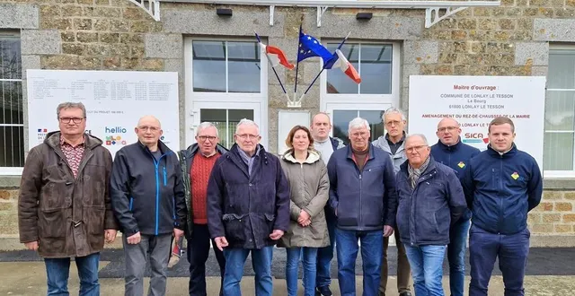 photo  le maire, bernard mésenge, avec patrice bidault et priscilla delalande, adjoints, ainsi qu’une partie des conseillers municipaux et les représentants des entreprises lors d’une commission de travaux à lonlay-le-tesson (orne).  &copy;  ouest-france 