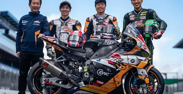 photo  takashi ichikawa, patron du team étoile, à gauche avec trois de ses pilotes, yudai kamei, hikari okubo et kyosuke okuda  &copy;  arnaud despelchain 