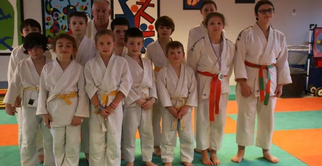 photo  entraînement encadré par andré boutin, professeur de judo 7e dan.  &copy;  le maine libre 