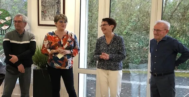 photo  de gauche à droite michel henry et catherine gautier, adjoints au maire, jeanine cheneau et roger, son époux  &copy;  le maine libre 