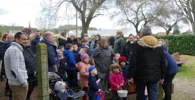 photo  beaucoup d’enfants à la chasse aux œufs.  &copy;  le maine libre 