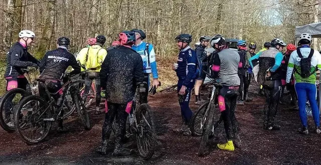 photo  les cyclistes, venus en nombre, avaient le choix entre plusieurs itinéraires au départ du lac de varennes  &copy;  ouest-france 