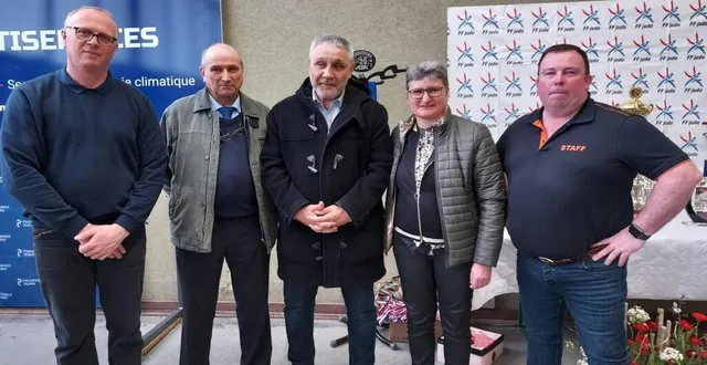 photo  le président du club de carrouges, florent peucelle ; jean ripaux, du souvenir français ;josé de sousa goncalvez, naes multiservices ; isabelle gadbois, porte-drapeaux et frédéric remars, professeur du club carrougien.  &copy;  ouest-france 