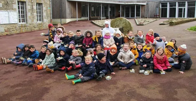 photo  c’était une première pour la municipalité, qui organisait une chasse aux œufs pour les quarante-trois enfants des écoles maternelles des coccinelles et du sacré-cœur. un programme était élaboré avec des activités manuelles, une histoire contée par la médiathèque et la chasse aux œufs autour de la mairie. l’association des jardins de chanu et la commission animations se sont partagé l’organisation.  &copy;  ouest-france 