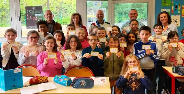 photo  les élèves ont reçu leur permis piéton des mains de l’adjudant-chef réserviste philippe tranchand, de la gendarmerie d’angers.  &copy;  ouest-france 