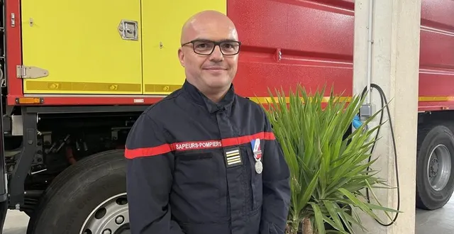 photo  sapeur-pompier depuis 1997, le lieutenant-colonel arnaud gras a reçu la médaille de la sécurité intérieure, échelon argent, pour son engagement lors des feux de forêt de 2022 dans le sud-sarthe.  &copy;  photo : le maine libre 