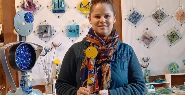 photo  auréline auduc pose avec une de ses créations.   &copy;  le maine libre 