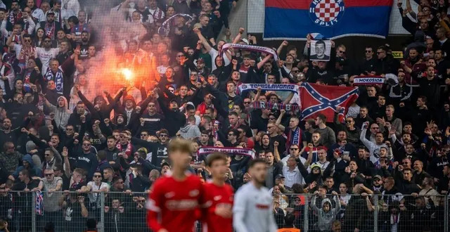 photo  des supporters du hadjuk split lors de la finale de youth league face à l’az alkmaar, le 24 avril 2023.  &copy;  photo : fabrice coffrini / afp 