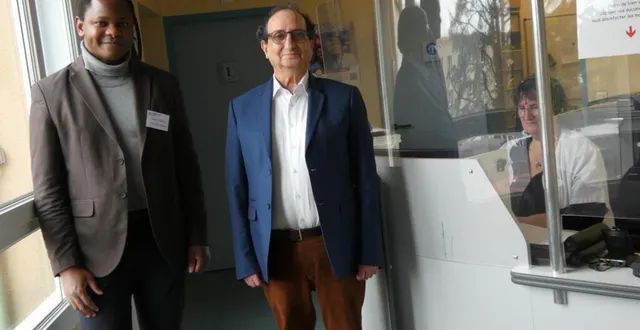 photo  à gauche, rabbi kokolo, le directeur adjoint de l’hôpital de mortagne-au-perche, en compagnie du médecin gériatre, le docteur belaidi, devant le local où auront lieu les consultations.  &copy;  ouest-france 