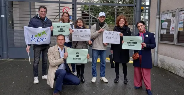 photo  les parents de la fcpe devant le collège chevreul, à angers où, avec l’opération « collège mort », 250 élèves sur 600 étaient présents en cours ce jeudi 4 avril.  &copy;  ouest-france 