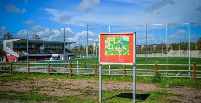 photo  un nouveau terrain de football en revêtement synthétique va être créé sur le site de la californie.  &copy;  photo le maine libre - yvon loué 