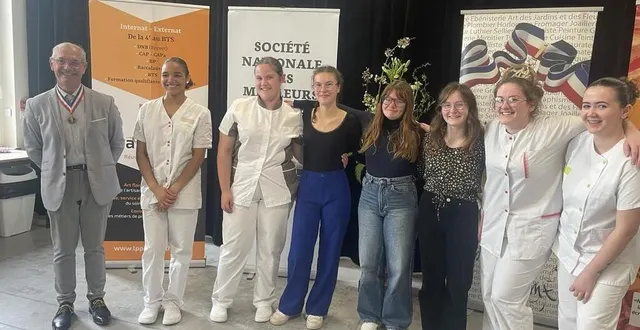 photo  les lauréates du services à la personne avec leurs homologues fleuristes, lors du 39e concours départemental des meilleurs apprentis de france.  &copy;  ouest-france 
