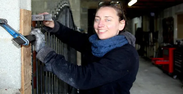 photo  caroline delareux passe des grands ouvrages, tels ce portail, aux objets décoratifs, avec le fer comme point commun.  &copy;  le maine libre 