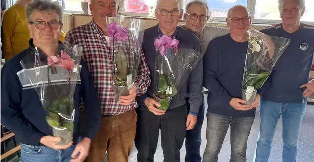 photo  vainqueurs et finalistes avec le président local et le représentant du cbm (club bouliste du mans).  &copy;  boule de fort 