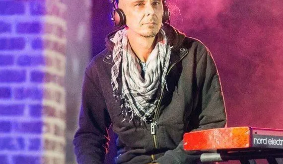 photo  « naked in the sphere » està l’affiche le 13 avril.  &copy;  yanbes photos 