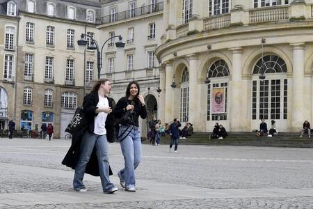 photo Deux femmes se baladent dans le centre-ville de Rennes, la 2e ville en France la plus en pointe sur l'égalité femmes-hommes, selon un classement du magazine "Femme actuelle". Marc Ollivier/Ouest-France 