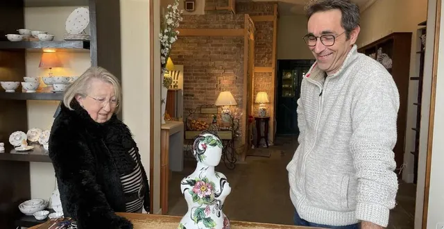 photo  réalisée par michèle rabard (à gauche) et stéphane deschang (à droite), la baigneuse sera exposée au magasin de la faïencerie d’art de malicorne, rue bernard-palissy.  &copy;  photo : le maine libre 