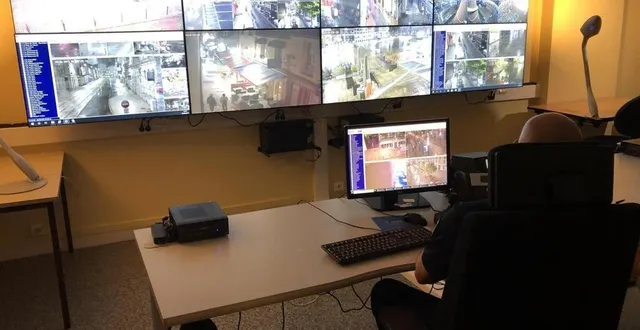 photo  dans les locaux de la police municipale du mans, le centre de supervision urbaine rassemble les images filmées par les caméras.  &copy;  ouest france 