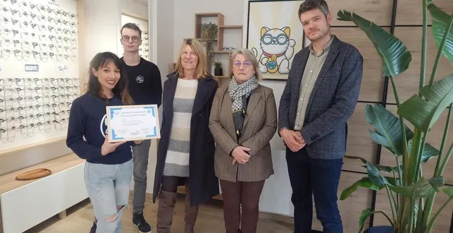 photo  molida lebreton (avec le diplôme) a reçu un prêt d’honneur de 5 000 € de l’association créavenir pour l’aider dans cette création d’entreprise.  &copy;  le maine libre 