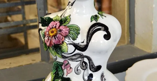 photo  la pièce de la baigneuse à la rencontre de deux savoir-faire, la faïencerie d’art et la broderie haute couture.   &copy;  le maine libre 