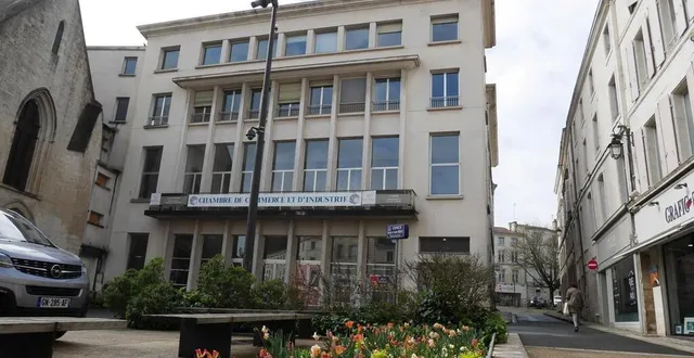 photo  l’enseigne « chambre de commerce et d’industrie » flotte toujours sur la façade de l’immeuble emblématique de la place du temple, au cœur du centre-ville.  &copy;  co - gabin chamereau 