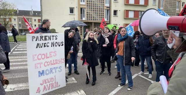 photo  mardi 2 avril, les personnels de l’éducation nationale qui manifestaient à alençon, appelaient les parents à participer à l’opération écoles et collèges morts.  &copy;  ouest-france 