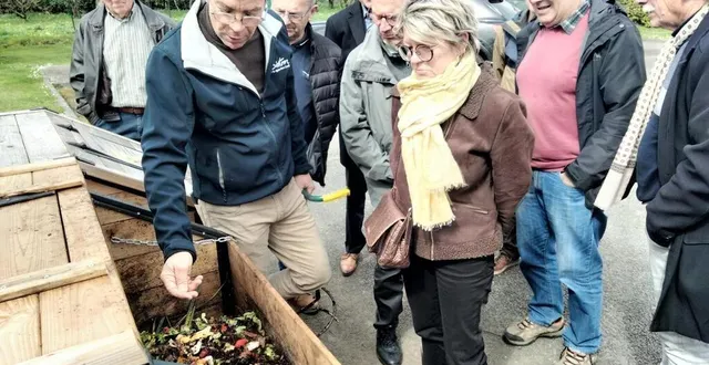 photo  les élus ont semblé convaincus des intérêts du compostage, à l’issue de la démonstration faite par le sirtom.  &copy;  ouest-france 