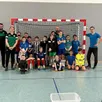 photo les u13 de l’école de foot, en compagnie, de gauche à droite, d’étienne ledos, marion duvoux, alexandre le fourn et alexis gits, de l’association qui nettoie si ce n’est toi.