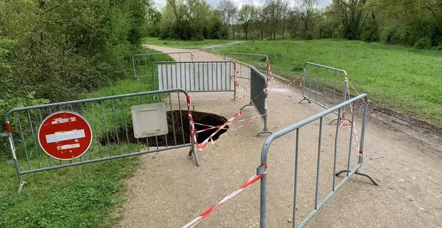 photo  un trou dans le chemin autour du lac de maine à angers.  &copy;  co 