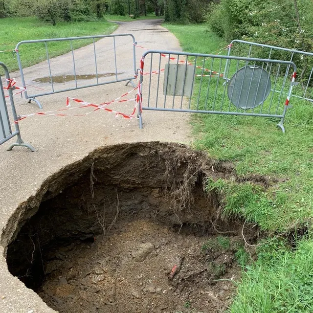 Un trou dans le chemin autour du lac de Maine à Angers. CO photo un trou dans le chemin autour du lac de maine à angers. © co