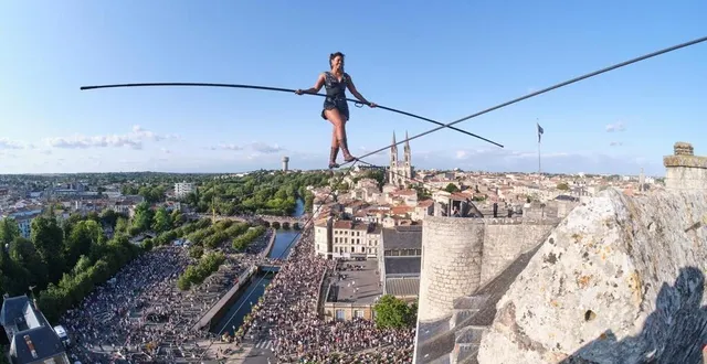 photo  la funambule tatiana-mosio bongonga, de la compagnie basinga, traversera la promenade newton, au mans (sarthe), le 22 juin 2024, en ouverture du festival circassien.  &copy;  christophe magick ! ribot 