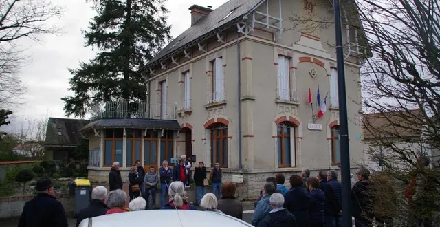 photo  un rassemblement destiné à souhaiter « du courage » aux élus pour les prochains conseils municipaux.  &copy;  le maine libre 