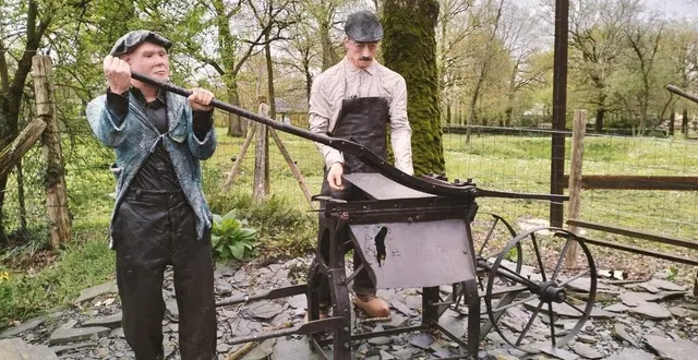photo  sur la butte des fendeurs, les mannequins sont en action.  &copy;  photo co - j.r. 