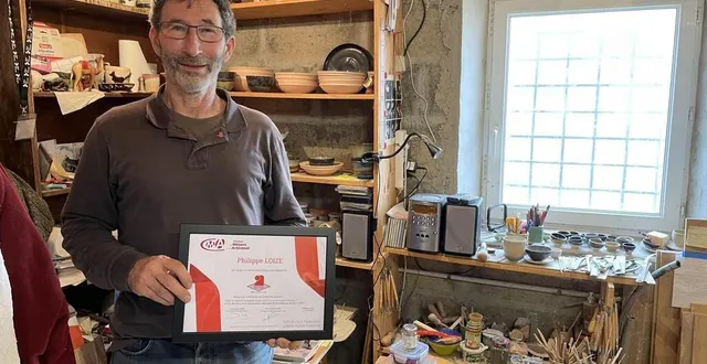 photo  philippe loizé a reçu son titre de maître artisan d’art ce jeudi 4 avril 2024 dans son atelier à landigou, dans l’orne.  &copy;  ouest-france 