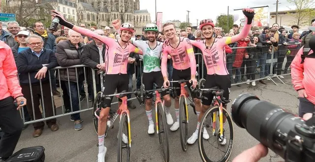 photo  quatre des cinq coureurs de l’équipe ef education easy post : darren rafferty, ben healy, la vainqueur marijn van den berg et lukas nerurkar, au pied de la cathédrale du mans.  &copy;  dominique breugnot 