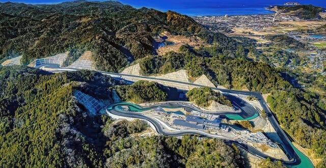 photo  au sud de tokyo et au cœur de la forêt, se troue un nouveau circuit destiné aux pilotes fortunés. 