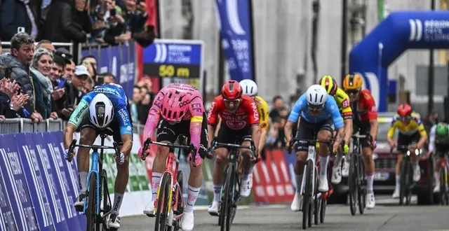 photo  benoît cosnefroy (à gauche) a tout tenté, dans gazonfier ou dans le sprint final, mais marijn van den berg était le plus fort.  &copy;  le maine libre - denis lambert 
