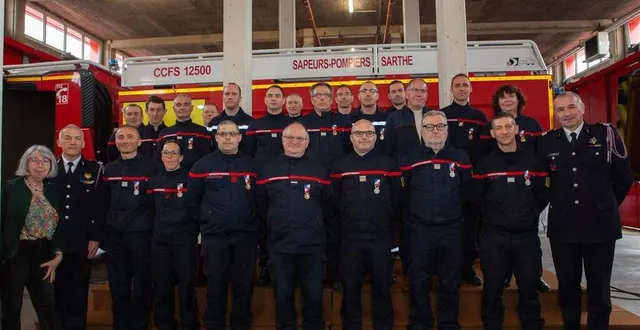 photo  vingt-six sapeurs pompiers décorés pour leurs interventions lors des incendies qui ont touché la sarthe à l’été 2022.  &copy;  sdis 72/ronan bauvais 