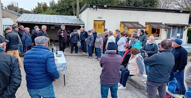 photo  à la fin de journée, le club des batignolles a invité les palvinéens à un verre de l’amitié.  &copy;  le maine libre 