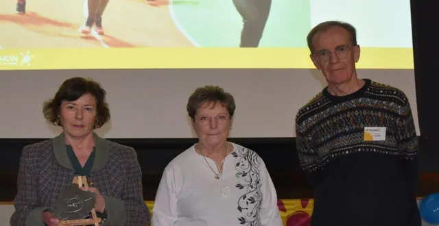 photo  françoise rachet a reçu la médaille des mains de rosine lambert en présence de jean-luc le corre.  &copy;  maine libre 
