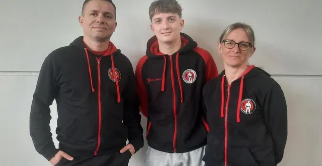 photo  malo entouré de david, son professeur, et karine, présidente du club et aussi maman de malo.  &copy;  le maine libre 