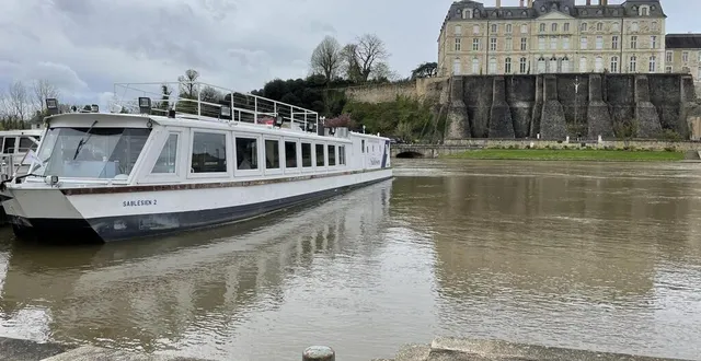 photo  vendredi 5 avril 2024, le sablésien est cloué à quai en raison du niveau d’eau de la sarthe, tout comme les pénichettes de la société anjou navigation.  &copy;  ouest-france 