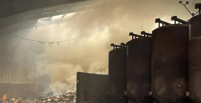 photo  les flammes ont envahi l’un des bâtiments de la société soccem.  &copy;  le maine libre 