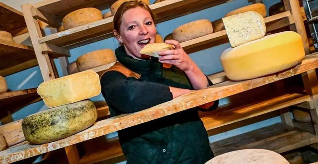 photo  depuis plus de quinze ans, maria postmus fabrique du fromage à partir du lait bio de la ferme. et bien sûr, le gouda tient la vedette !  &copy;  le maine libre-yvon loue 