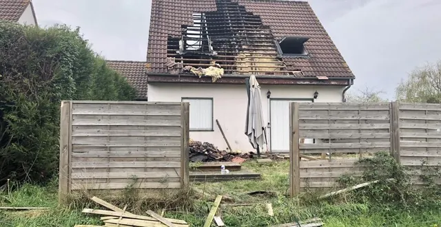 photo  la toiture et les combles ont été détruits.  &copy;  le maine libre 