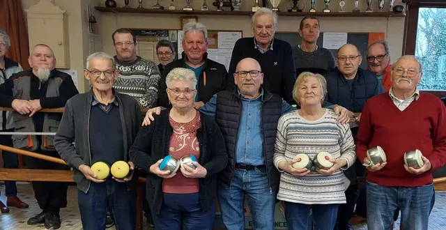 photo  les finalistes entourant le président patrice bourdin.  &copy;  boule de fort 